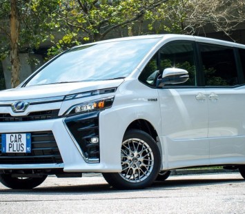 Тойота Вокси (Toyota Voxy), Комплектации и обзоры 3-е поколение