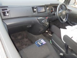 Toyota Isis 1.8 Platana V Selection 4WD 2012