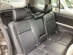 Toyota Isis 1.8 Platana V Selection 2012