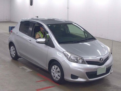 Toyota Vitz 1.3 F Smile Edition 2013