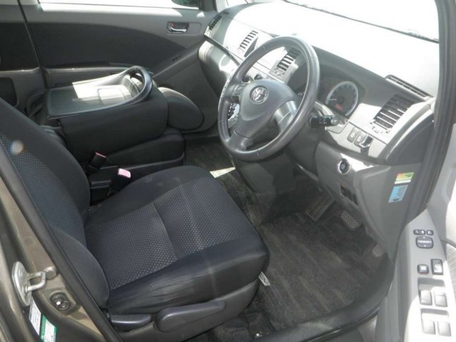 Toyota Isis 1.8 Platana limited 2010