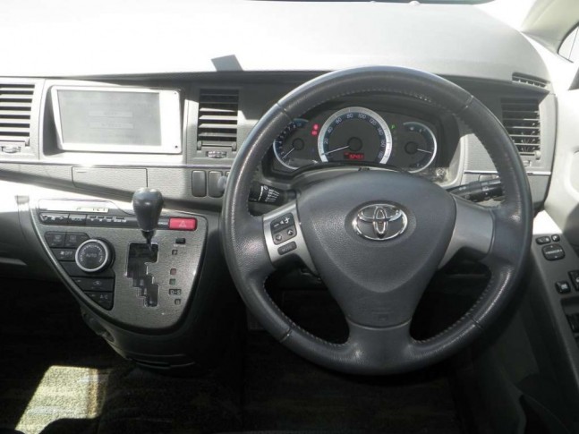 Toyota Isis 1.8 Platana limited 2010