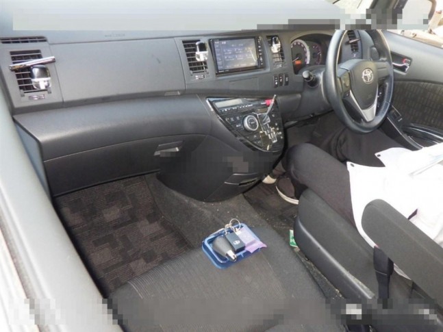 Toyota Isis 1.8 Platana V Selection 4WD 2012