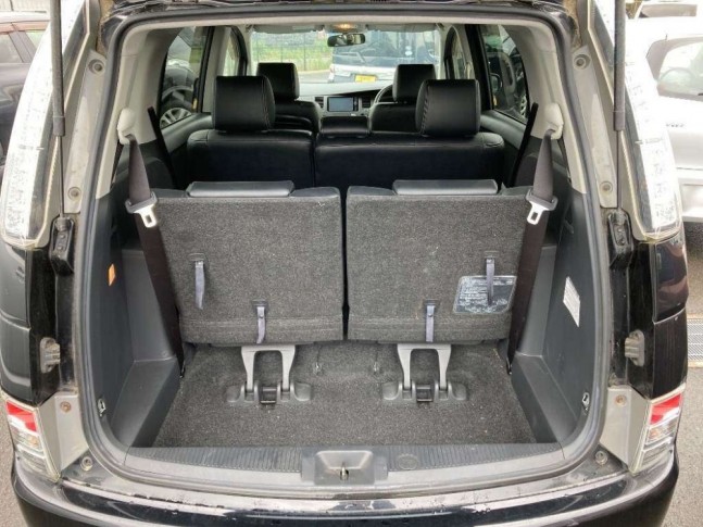 Toyota Isis 1.8 Platana V Selection 2012
