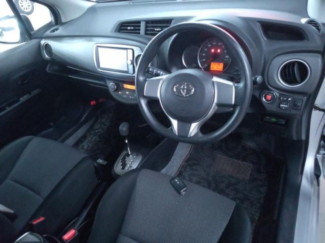 Toyota Vitz 1.3 F Smile Edition 2013
